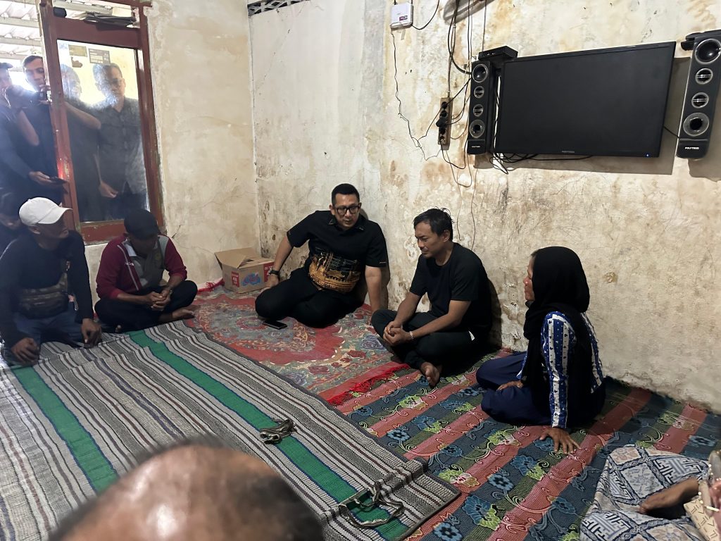 Pj Wali Kota Moh. Ali Kuncoro mengunjungi Konban kecelakaan laut menimpa rombongan outting class siswa SMPN 7 Kota Mojokerto di Pantai Drini