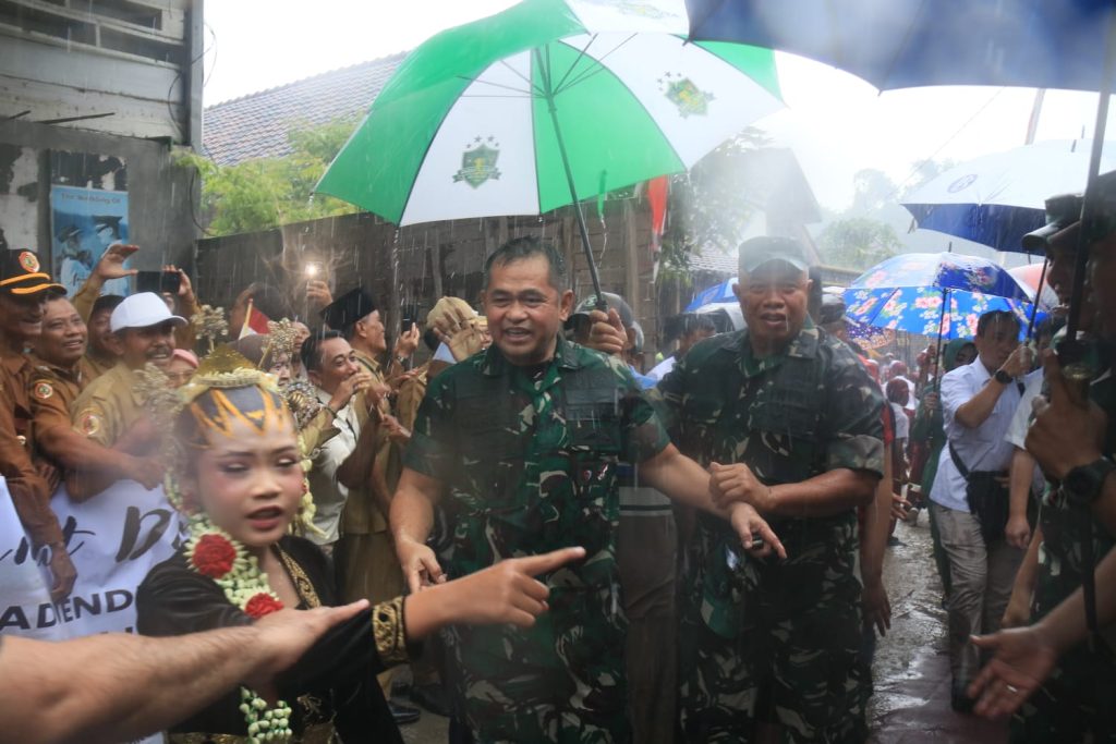 Kepala Staf Angkatan Darat (KSAD), Jenderal TNI Maruli Simanjuntak saat mengunjungi Desa Simongagrok, Kecamatan Dawarblandong, Kabupaten Mojokerto, Senin (24/2/2025) (HB/Gonews.id)