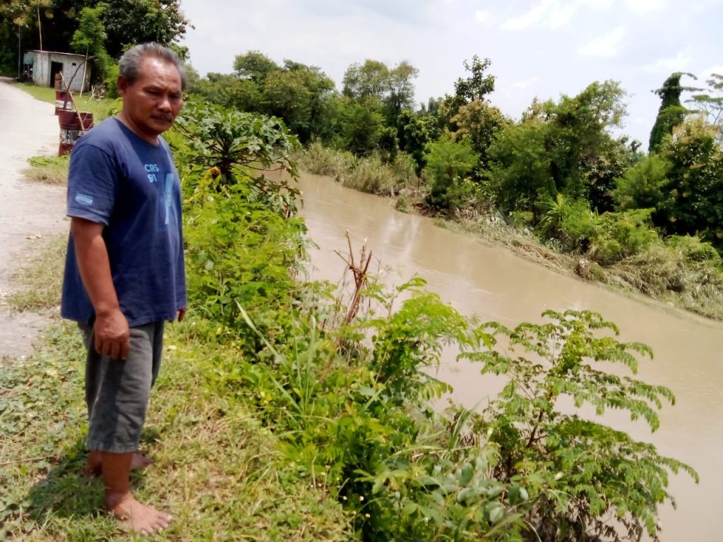 Warga Pencarikan Desa Jetis saat menunjukkan Tanggul Sungai Marmoyo yang Ambrol