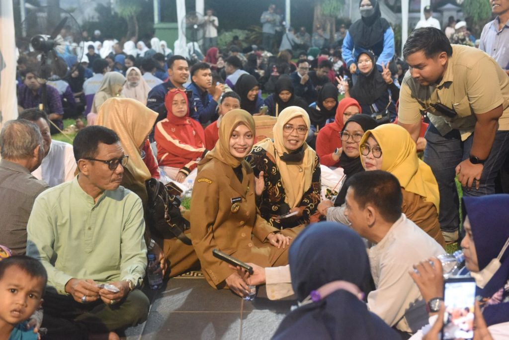 Wali Kota Kediri Vinanda Prameswati dan Wawali Qowimuddin berbuka puasa bersama ribuan warga di Balai Kota Kediri