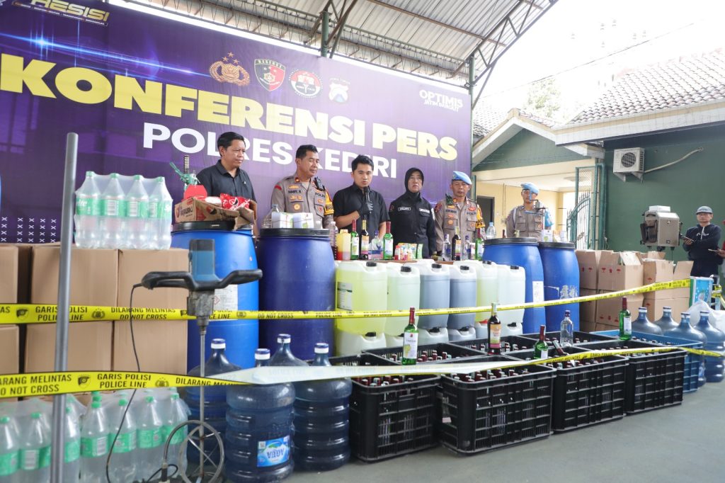 Satreskrim Polres Kediri mengungkap produksi dan peredaran miras oplosan ilegal