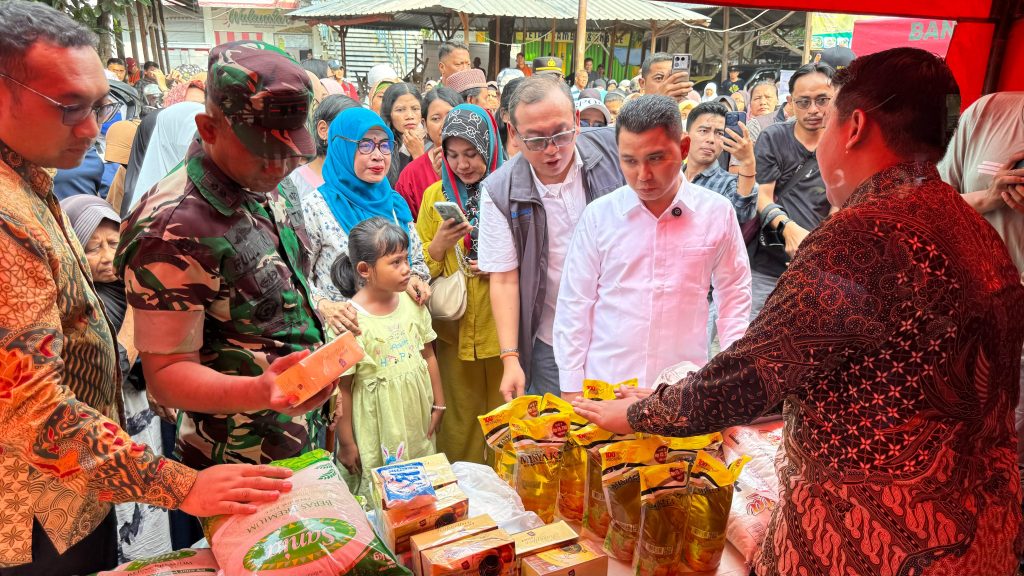 Jaga Stabilitas Harga, Bupati Al Barra Gelar Operasi Pasar Ramadan Berkah Bupati Mojokerto Muhammad Al Barra
