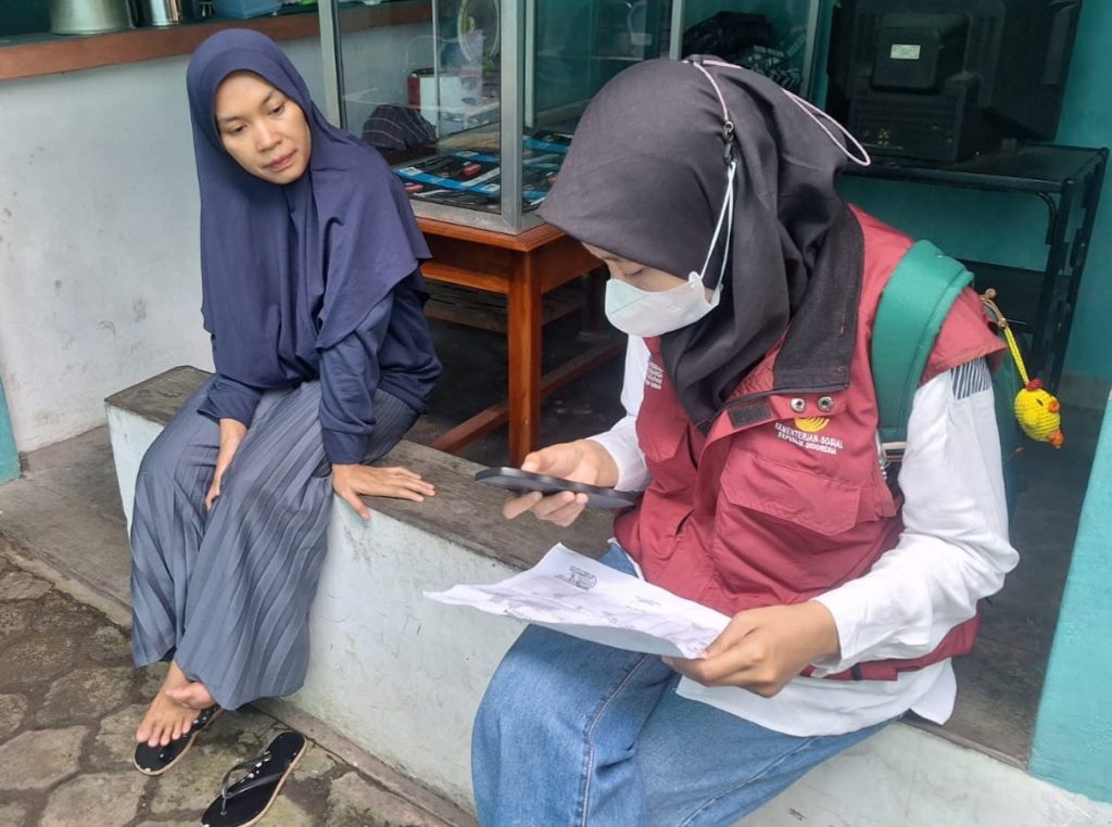 Tampak Petugas Dinas Sosial kota Kediri melakukan ground check Data Tunggal Sosial dan Ekonomi Nasional.