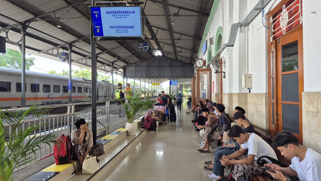 KAI Daop 7 Madiun Perkuat Layanan KA Ekonomi Bersubsidi Suasana di Daop 7 Madiun, Kamis (13/3/2025) (Humas KAI)