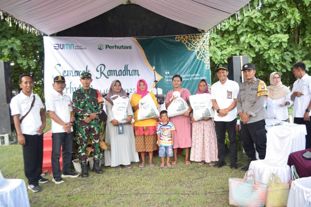Perhutani KPH Jombang Gelar Pasar Murah & Bazar UMKM Ramadan bazar sembako murah dan UMKM di lapangan RPH Munung, BKPH Munung, Munung, Jatikalen, Nganjuk, Rabu (12/3/2025) (Humas Perhutani KPH Jombang)