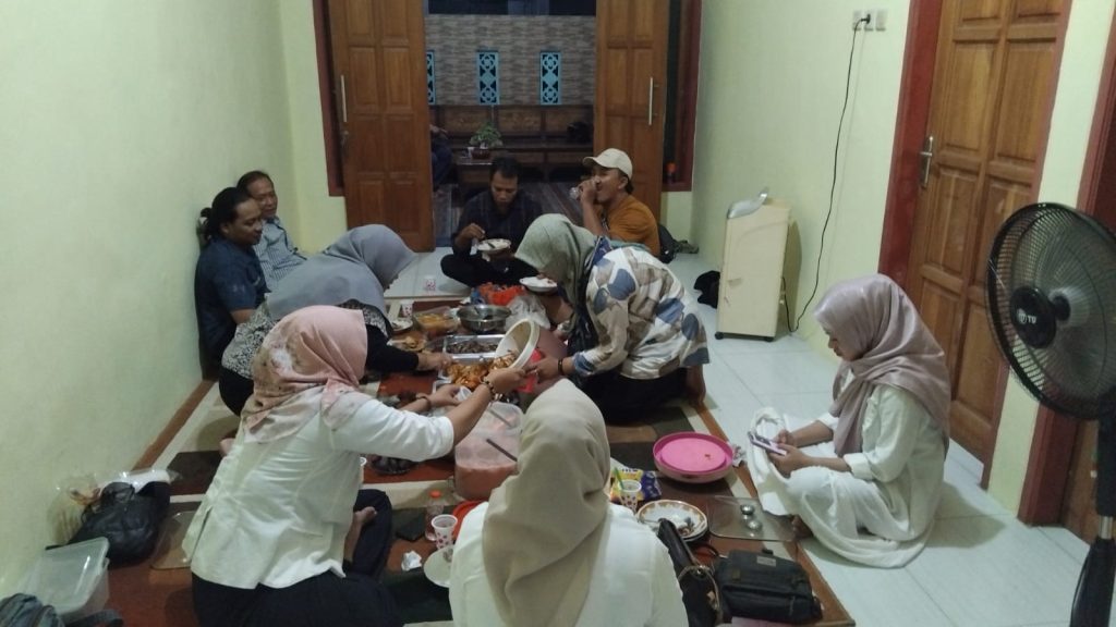 Suasana buka puasa bersama Juru Warto di Kantor Bersama Biro Sidoarjo, Perumtas 3 Grabagan, Kecamatan Tulangan, Rabu malam (12/3/2025)