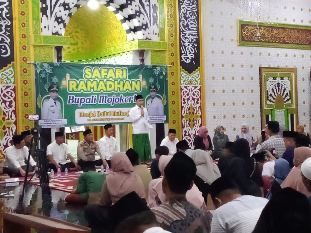 Bupati Mojokerto, Muhammad Al Barra saat Safari Ramadan di Masjid Baitul Muttaqin, Kenanten, Puri, Kamis (13/3/2025)