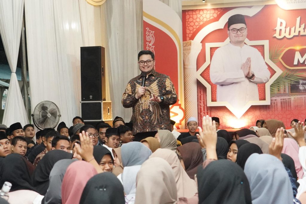 Mas Dhito Motivasi Siswa SMA Dharma Wanita Kediri Bupati Kediri Hanindhito Himawan Pramana memberikan motivasi kepada siswa SMA Dharma Wanita Boarding School