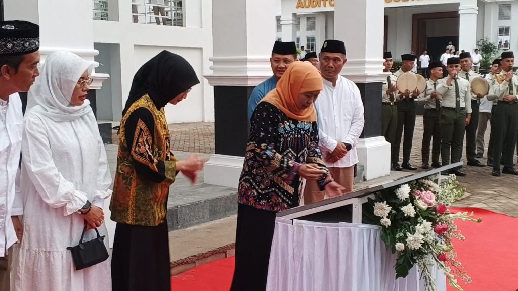 Gubernur Jawa Timur Khofifah Indar Parawansa saat meresmikan masjid Hubbul Wathan dan auditorium Raden Soewandi SMAN 5 Taruna Brawijaya Jawa Timur
