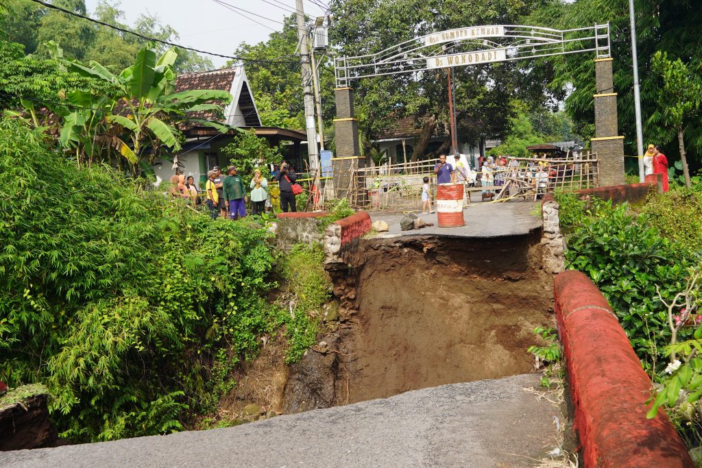 Bupati Mojokerto Tinjau Jembatan Putus di Kutorejo kondisi jembatan yang putus di Dusun Sumber Kembar, Desa Wonodadi, Kecamatan Kutorejo,