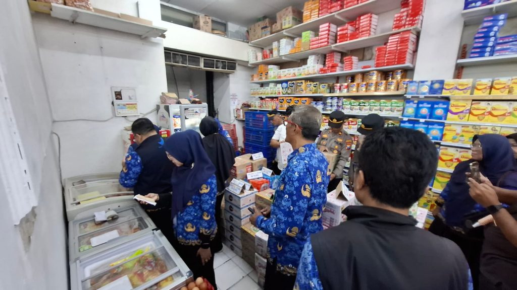Petugas Gabungan Kediri Temukan Produk Kadaluwarsa Saat Sidak Petugas saat inspeksi mendadak (sidak) parcel dan makanan di Borobudur swalayan, Senin (17/3/2025).