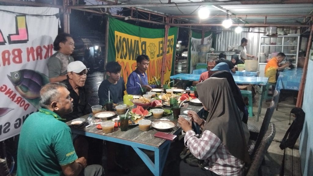 PKL Pepelegi dan Sawotratap Tolak Penggusuran Pasca Lebaran Puluhan pedagang dan pengurus paguyuban PK5 Sawotratap dan Pepelegi saat buka puasa bersama Selasa malam(18/3/25) (Nug/GOnews.id)
