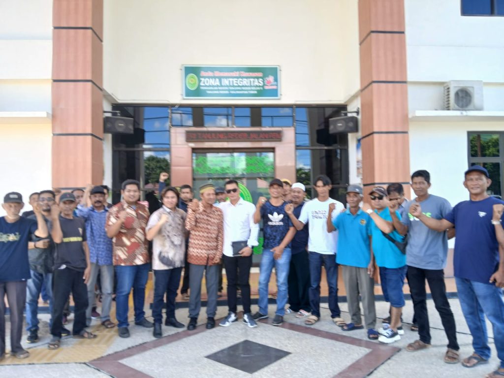 Kelompok Tani (Poktan) Usaha Mandiri Meraang (UBM) saat menghadiri sidang sengketa di Pengadilan Negeri (PN) Tanjung Redeb, Berau, Rabu (19/3/2025). (AM/GOnews.id)