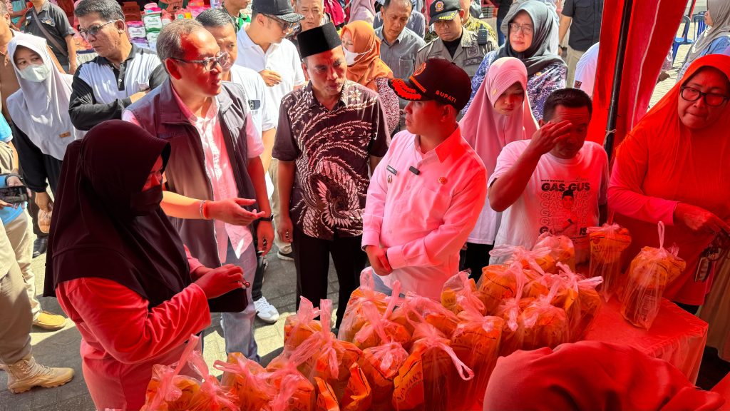 Pasar Murah Mojokerto Tekan Inflasi Jelang Idulfitri Bupati Mojokerto, Muhammad Al Barra