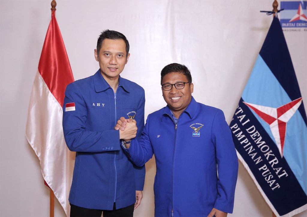Irwan Fecho Jabat Bendahara DPP Demokrat 2025–2030 Irwan Fecho bersama Agus Harimurti Yudhoyono (AHY) (Foto: Dok DPC Demokrat Kutim)