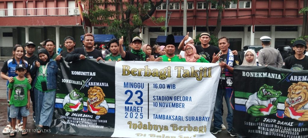 Komunitas Bonek Mania Aremania Jalur Damai Berbagi Takjil Di Depan Stadion Gelora 10 November, Kecamatan Tambaksari,Kota Surabaya, Minggu (23/3/2025) (HB/GOnews.id)