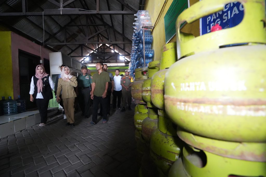 Wali Kota Mojokerto, Ika Puspitasari saat memantau pasokan BBM dan gas LPG di sejumlah titik jelang Lebaran 2025, Selasa (25/3/2025) (Foto: Pemkot Mojokerto)