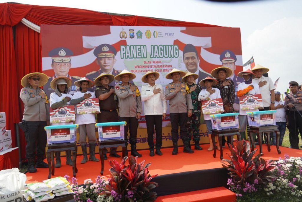 Bupati Sidoarjo, Subandi hadiri panen raya jagung hibrida di Desa Bulang, Prambon, Sidoarjo, Rabu (26/3/2025) (Nug/GOnews.id)