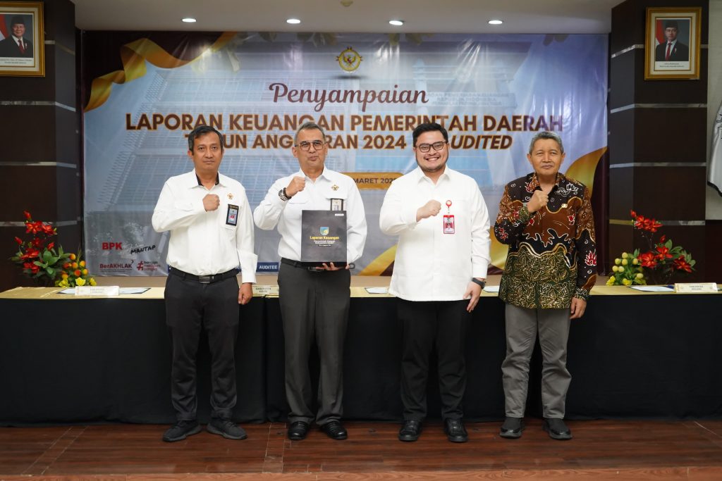 Mas Dhito Serahkan LKPD 2024, Targetkan WTP ke-9 Bupati Kediri, Hanindhito Himawan Pramana menyerahkan LKPD Tahun 2024 kepada BPK Perwakilan Jatim, Rabu (26/3/2025).(DR/GOnews.id)