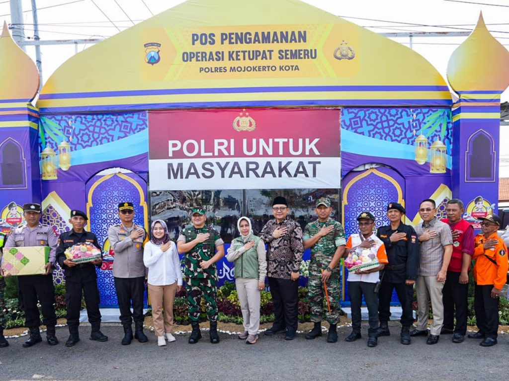 Ning Ita Tinjau Pos Lebaran, Pastikan Keamanan Mudik Wali Kota Mojokerto Ika Puspitasari saat meninjau Posko Operasi Ketupat Semeru 2025, Jumat (28/3/2025)