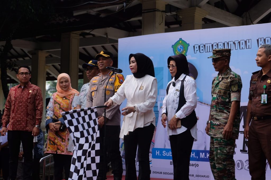 Wakil Bupati Hj. Mimik Idayana memberangkatkan 28 bus diberangkatkan dari Alun-alun Sidoarjo, Jumat (28/3/2025) (Nug/Gonews.id)