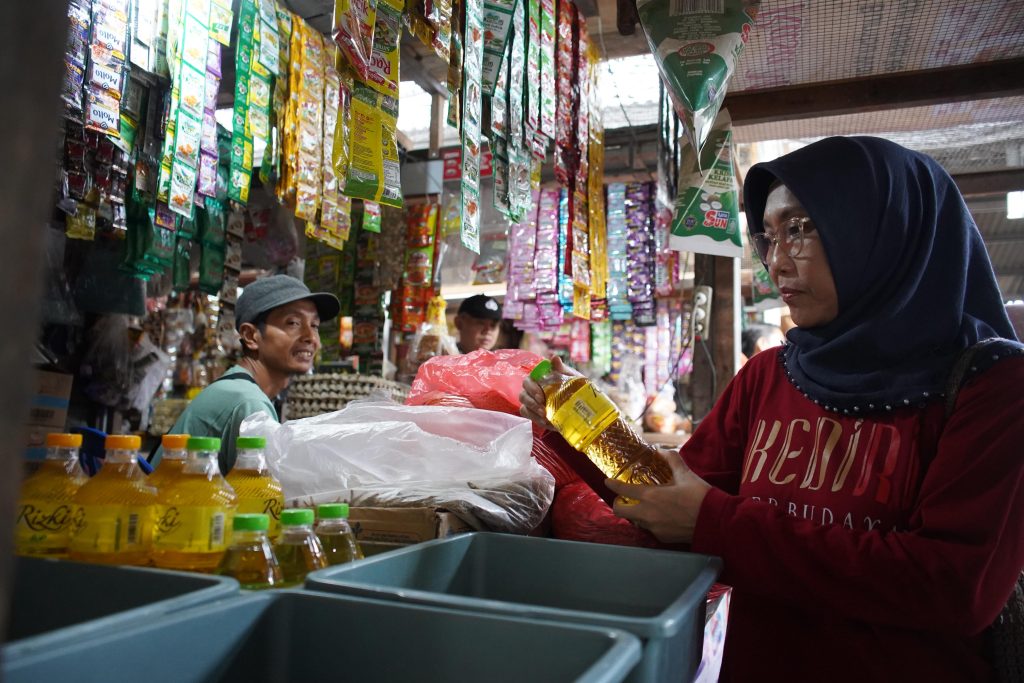 Kepala Dinas Perdagangan Kabupaten Kediri, Tutik Purwaningsih saat mengecek harga Pasar Ngadiluwih, Jumat (28/3/2025). (DR/GOnews.id)
