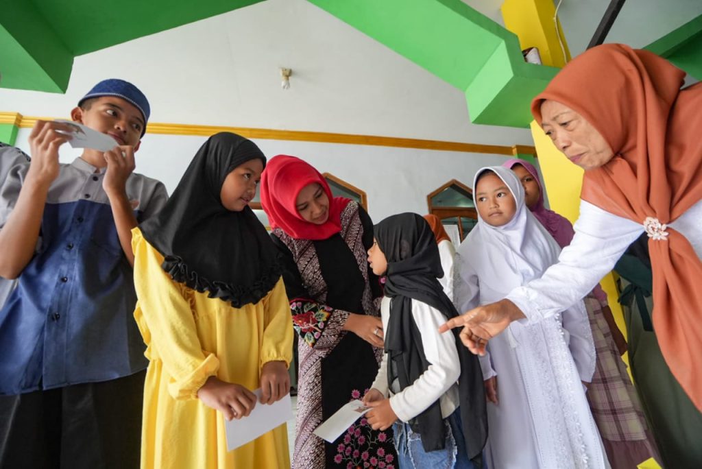 Wali Kota Mojokerto Ika Puspitasari menyalurkan santunan untuk anak yatim dan warga dhuafa bersama jajaran Muslimat NU Anak Ranting Balongkrai, Sabtu (29/3/2025). (Foto:Humas_Pemkot_Mojokerto)