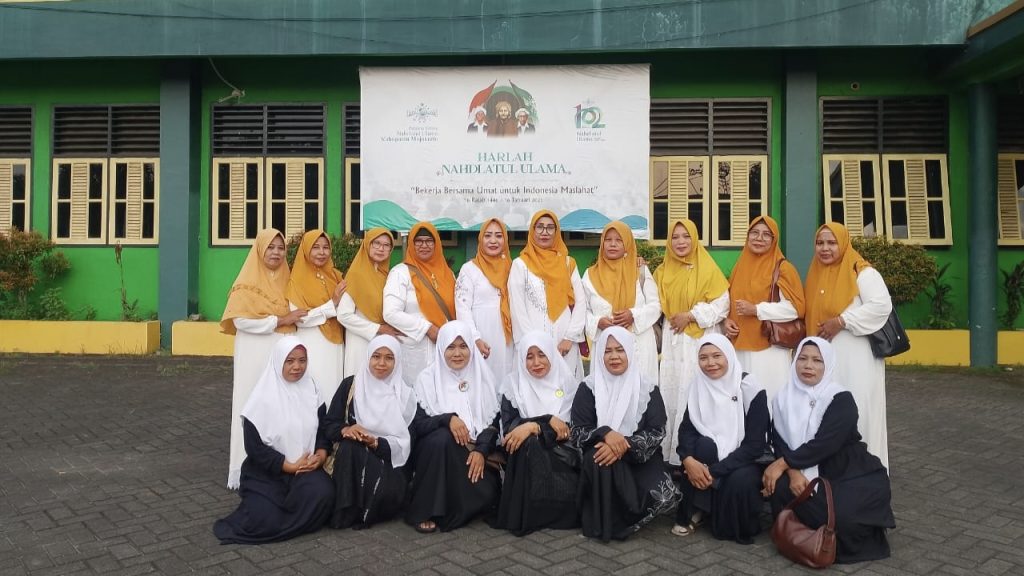 Fatayat dan Muslimat Gelar Ngaji Kitab dan Bukber di Sooko Fatayat dan Muslimat NU Bangsal menggelar ngaji kitab dan buka bersama di kantor PCNU Sooko, Mojokerto