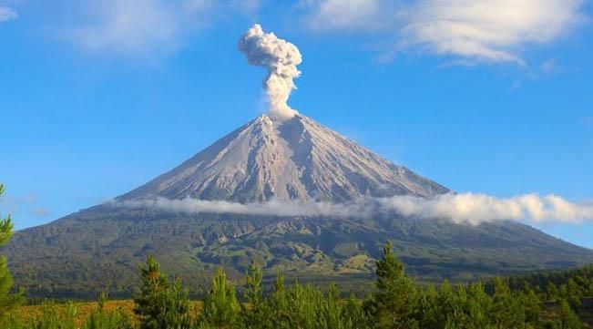 Gunung Semeru Erupsi Empat Kali, Kolom Abu Capai 700 Meter Semeru erupsi 8/3/2025