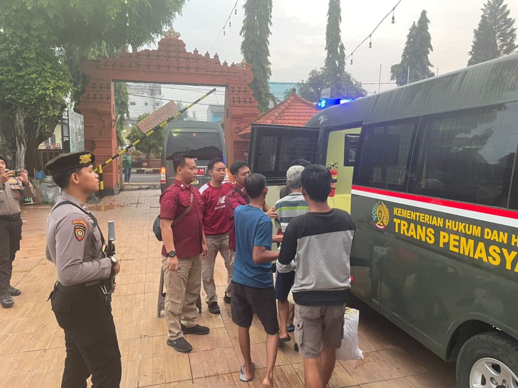 Atasi Overcrowded, 32 Napi Lapas Mojokerto Dipindahkan ke Tiga Lapas Napi Lapas Kelas IIB Mojokerto saat dipindahkan ke lapas lain.-Foto : dok. Lapas Mojokerto-