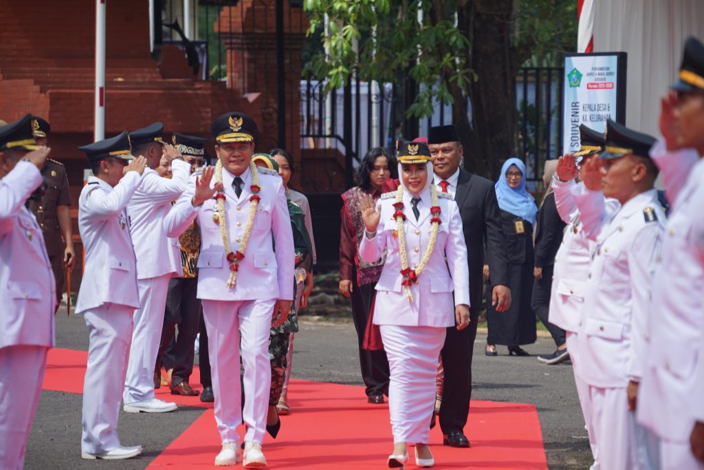Bupati dan Wakil Bupati Sidoarjo H. Subandi, SH., M.Kn dan Mimik Idayana