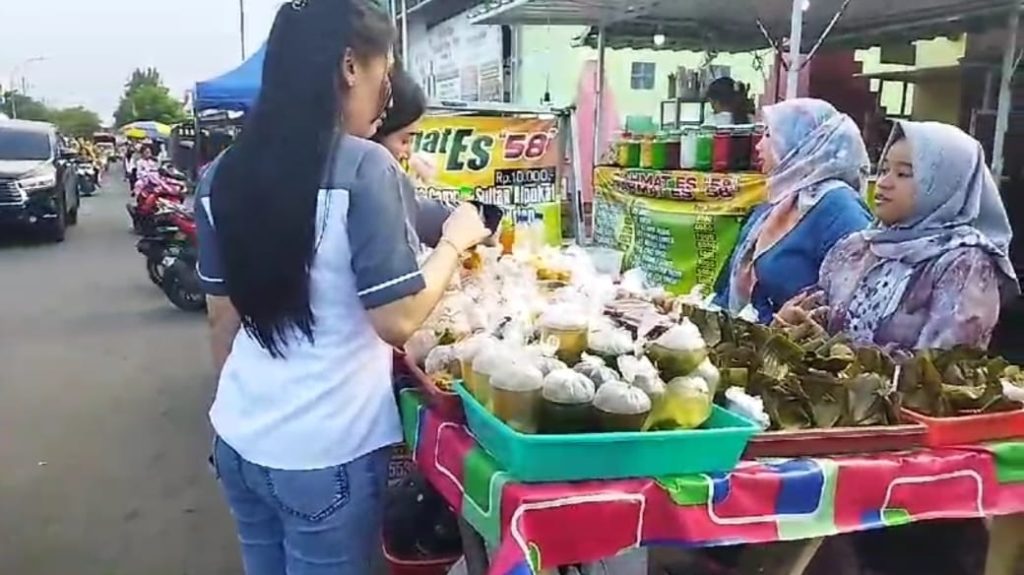 Suasana Pedagang Kuliner berjualan di Desa Kedung Maling Mojokerto