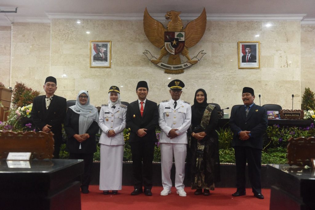 Suasana sertijab Wali Kota dan Wakil Wali Kota Kediri resmi dilaksanakan dalam Paripurna DPRD Kota Kediri