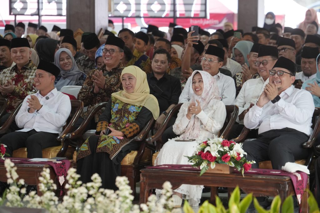 Ning Ita Hadiri Tasyakuran dan Santunan Anak Yatim Bersama Gubernur Jatim Wali Kota Mojokerto, Ika Puspitasari (Ning Ita) menghadiri acara tasyakuran dan santunan anak yatim bersama Gubernur Jawa Timur, Khofifah Indar Parawansa, di Pendopo Graha Majatama, Kabupaten Mojokerto, Rabu (5/3/2025) (Humas Pemkot)