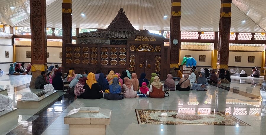 Makam Troloyo Pusat Spiritual Peziarah di Bulan Ramadan Tradisi Ziarah Ramadan di Makam Troloyo