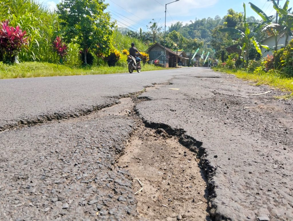 Kondisi Jalan Desa Lembengan menuju Ledokombo