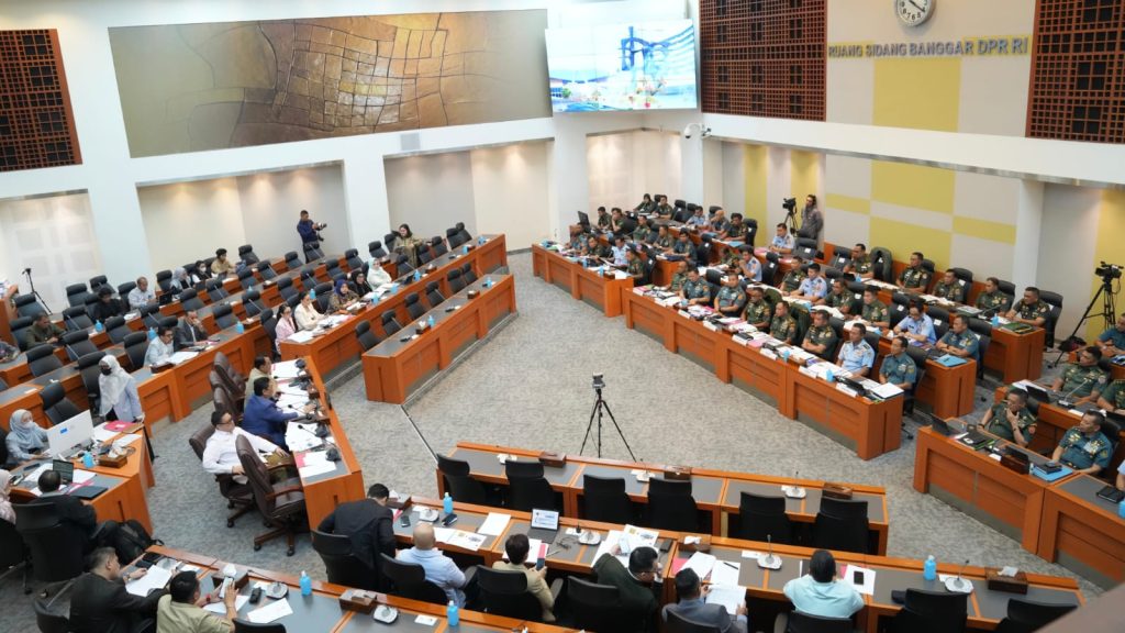 Suasana rapat pembahasan Revisi UU TNI di Gedung DPR RI