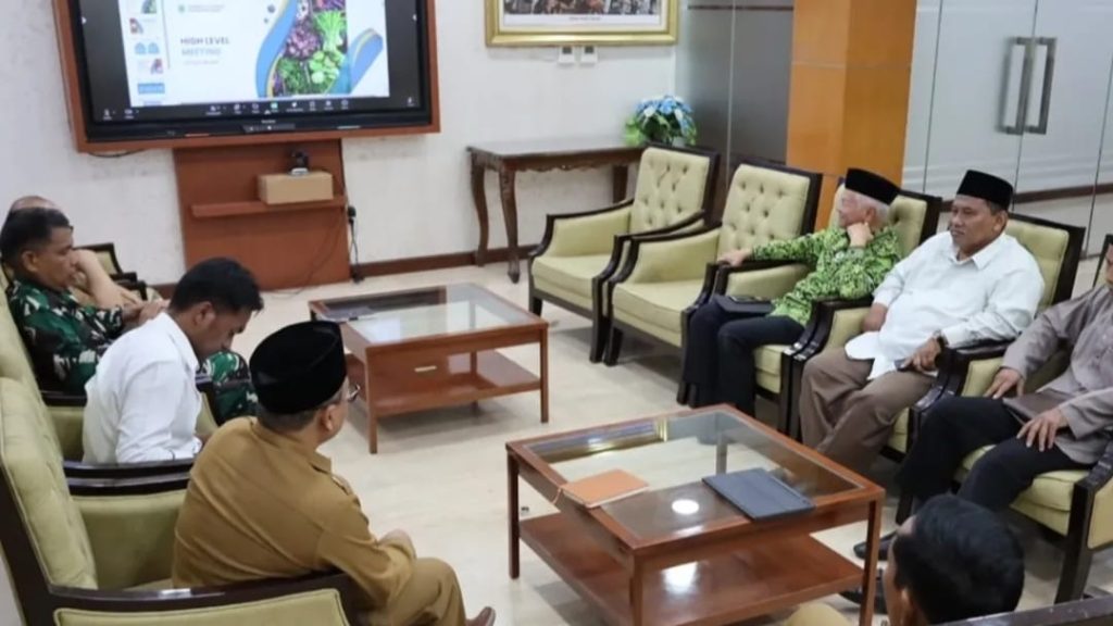 Asisten II Bidang Ekonomi dan Pembangunan Kukar, Ahyani Fadianur Diani, bersama TPID Kukar mengikuti pertemuan tingkat tinggi pengendalian inflasi yang diadakan Pemprov Kaltim secara virtual, Senin (10/3/2025) (Foto: Prokom)