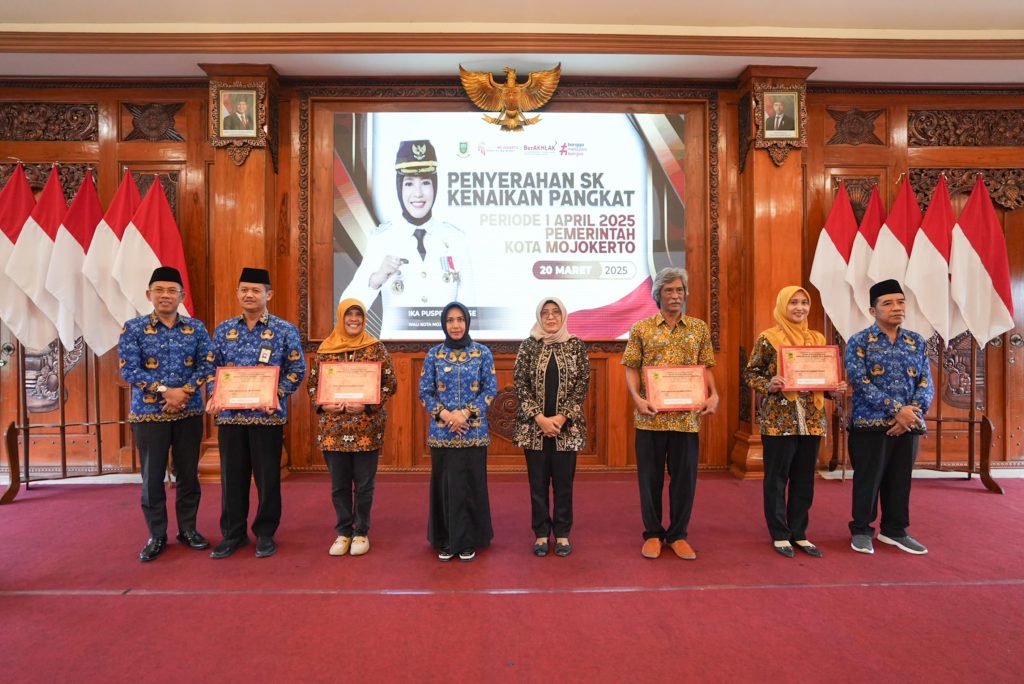 Suasana Penyerahan SK kenaikan pangkat di Ruang Sabha Mandala Madya, Balai Kota Mojokerto,