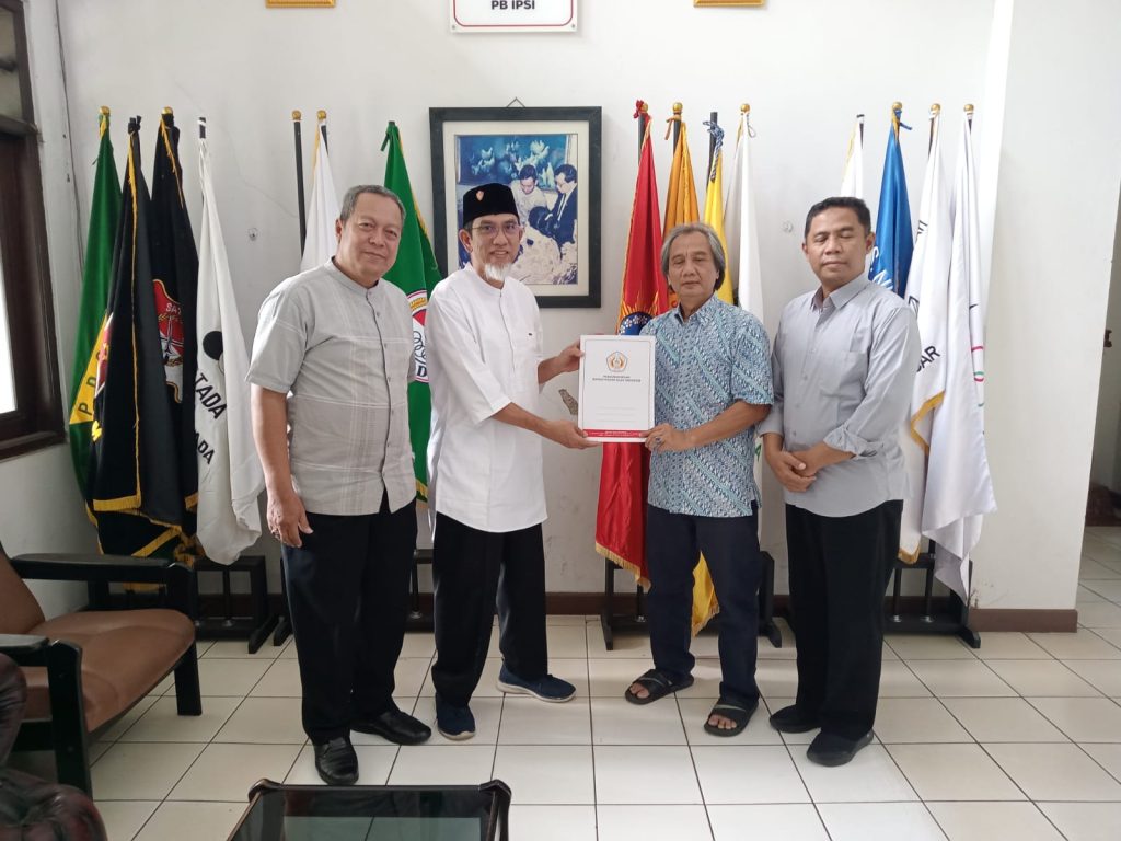 Tiga pengurus IKSPI, Sutris Pramono, Heri Kurniawan, dan Untung Suparno saat diterima langsung oleh Sekretaris Jenderal PB IPSI, Teddy Suratmadji, Kamis (20/3/2025) (Dok. IKSPI)