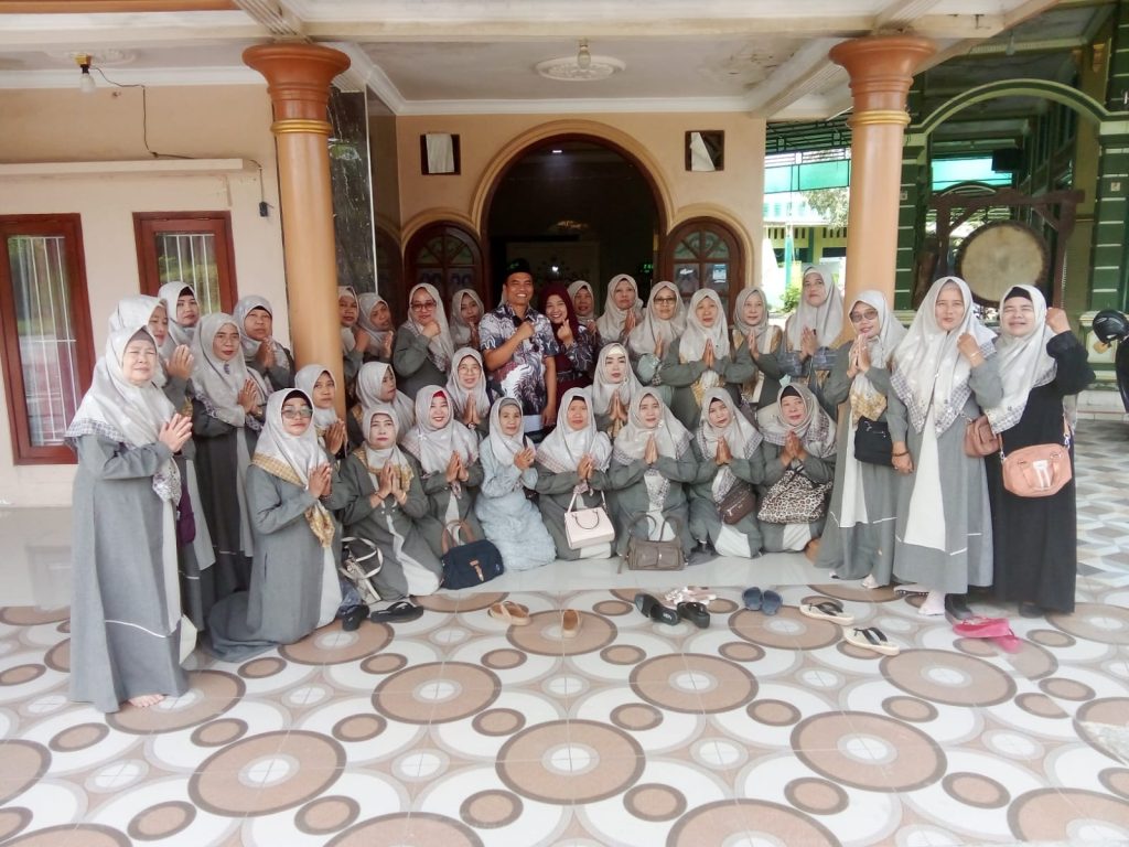 Muslimat NU Jetis bersilaturahmi ke Wakil Ketua DPRD Mojokerto Khoirul Amin dalam momen Idulfitri 1446 H, Jumat (4/4/2025) (HB/GOnews.id)