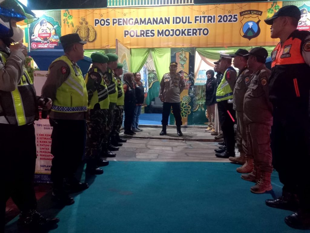 Mojosari Dijaga Ketat Sambut Arus Mudik Lebaran 1446 H Suasana pengamanan Arus Mudik Idul Fitri 2025 di Pos Pengamanan Kecamatan Mojosari, Kabupaten Mojokerto, Sabtu (5/4/2025) (HB/GOnews.id)