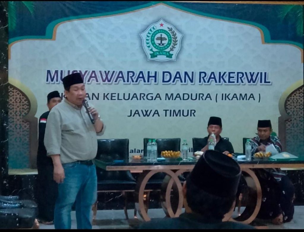 Erick Hermawan Pimpin Ikama Jatim, Siap Satukan Warga Madura Erick Hermawan Ketua Baru DPW Ikama Jawa Timur saat memberikan sambutan, Minggu (6/5/2025) (dok. IKAMA)