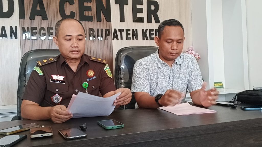 Kasi Pidsus Kejari Kabupaten Kediri Yuda Virdana Putra bersama Kasi Intelijen Iwan Nuzuardi saat jumpa pers di ruang media senter kejaksaan negeri kabupaten Kediri