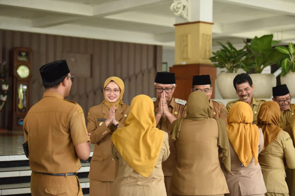 Wali Kota Kediri Vinanda Prameswati dan Wakil Wali Kota Kediri Qowimuddin halal bihalal bersama jajaran Pemkot Kediri di Halaman Balai Kota Kediri, Selasa (08/04/2025) (Foto: Humas Pemkot Kediri)