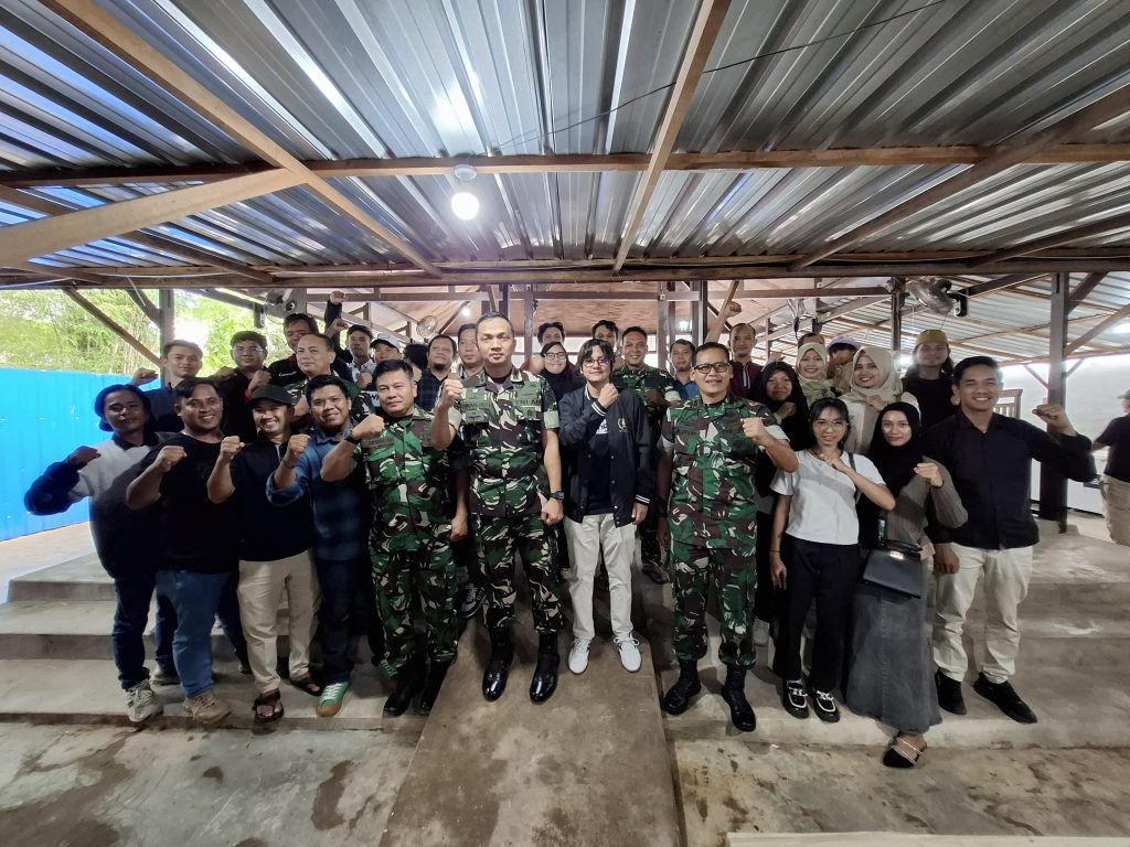 Suasana silaturahmi Dandim Kutim dengan wartawan di rumah makan Adinda, Jumat (11/4/2025) (AM/GOnews.id)
