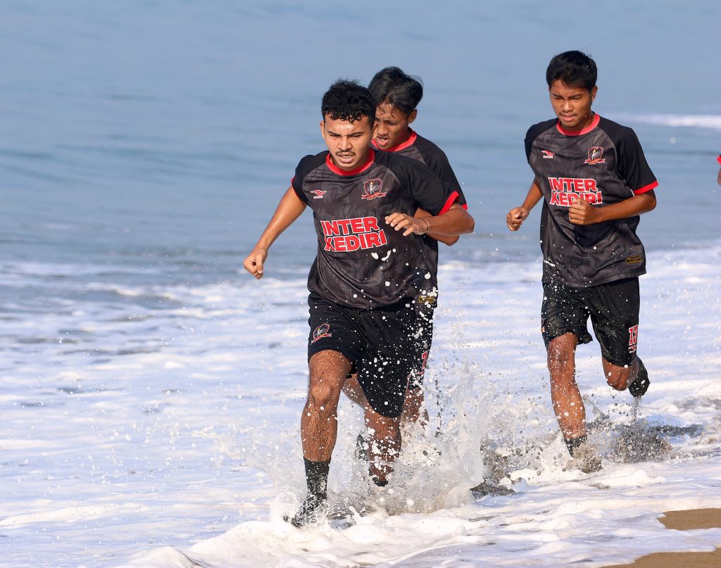 Squad Inter Kediri TC saat latihan di Pantai Prigi, Trenggalek, Sabtu (13/4/2025) (DR/Gonews.id)