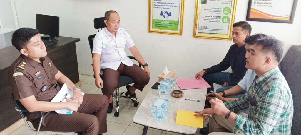 FAMI mendatangi Kantor Kejaksaan Negeri Kabupaten Kediri, Senin (14/4/2025) (DR/GOnews.id)