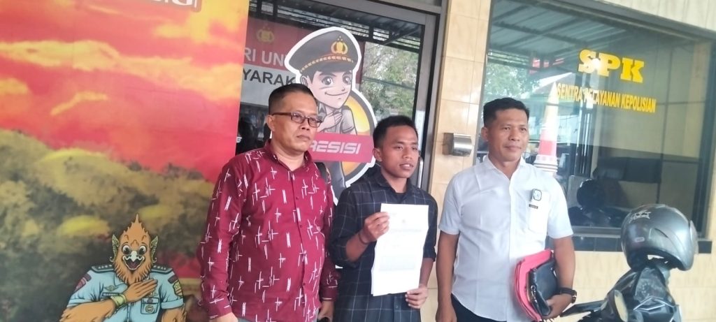 Yusron (tengah) didampingi oleh tim hukum YLBH Lentera Keadilan Rakyat Mojokerto (HB/GOnews.id)