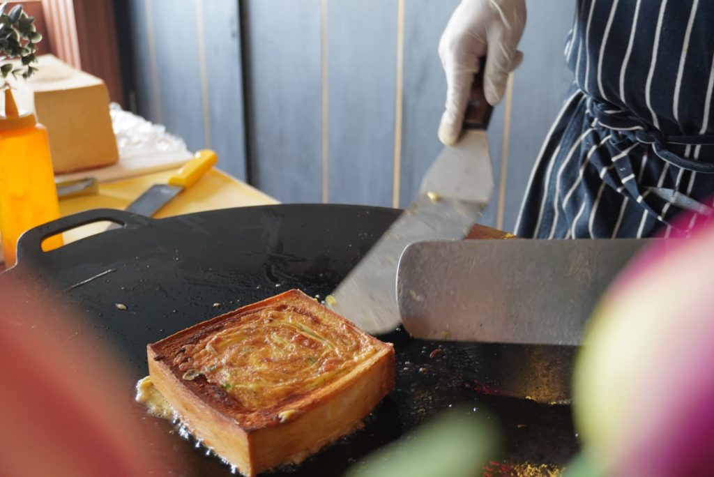 Inovasi Kuliner Saffron Restaurant: Sandwich Sundel Bolong, Menu Unik yang Menggugah Selera Sandwich Sundel Bolong persembahan Aston Inn Jemursari (Foto: Humas Aston)
